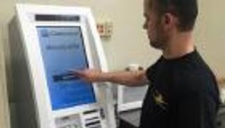 بيتكوين قرب 50 ألف دولار والتطعيم يهبط بـ"الأخضر"