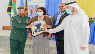 جانب من حفل تسليم الهدايا العينية المقدمة من الشيخة فاطمة بنت مبارك 