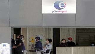 باحثون عن عمل يزورون مكتب الوكالة الوطنية للتوظيف في نيس