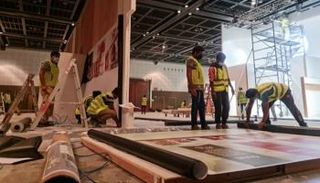 عمال يقومون بآخر استعدادات لمعرض جلفود 2021