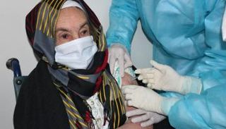 مغربية تتلقى لقاح كورونا