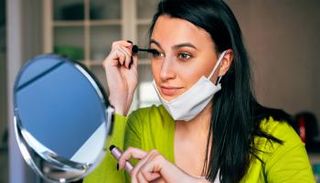 نصائح هامة لاستخدام مستحضرات التجميل دون قلق من كورونا