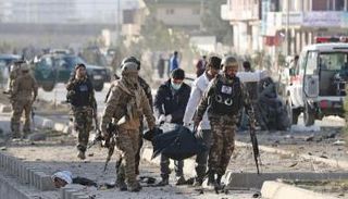 قوات من الجيش الأفغاني تحمل إحدى الضحايا- أرشيفية