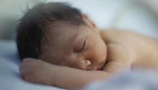 صورة أرشيفية لرضيع نائم