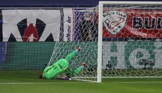 بيتر جولاسي حارس لايبزيج ضد ليفربول