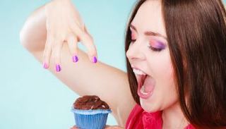 الجوع يزيد الرغبة الشديدة في تناول الحلويات