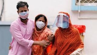 سيدة في الهند تبكي نتيجة وفاة أحد أفراد أسرتها بكورونا