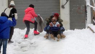 الأطفال يلعبون بعد تساقط الثلوج