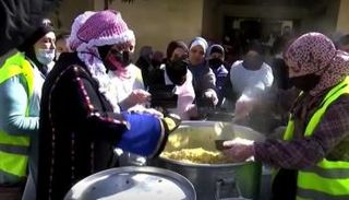 كل سبت ينتظر عدد كبير من المحتاجين توزيع الوجبات