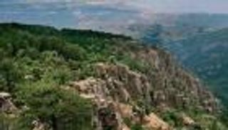 اصطحب زوجته لالتقاط "سيلفي" من أعلى جبل.. ثم ألقى بها