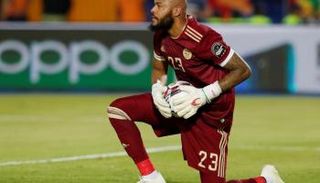 رايس مبولحي حارس مرمى منتخب الجزائر