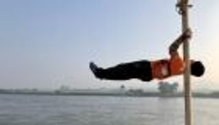 بالصور.. المصري "عبدالمهيمن" عمره 68 عاما ويمارس رياضة الشباب بالشوارع