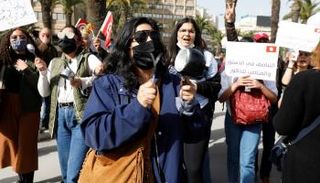 تونسيات يرتدين الكمامة خلال مسيرة احتجاجية
