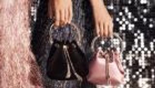 الحقيبة "الساتان" تتربع على عرش الموضة هذا العام