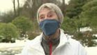 تسعينية تقطع 10 كم مشيا على الثلج لتلقي لقاح كورونا