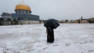 القدس تكتسي بالبياض