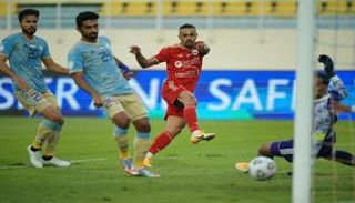 من مباراة الظفرة والشارقة