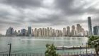 طقس الإمارات الجمعة.. انخفاض بدرجات الحرارة وفرصة لسقوط أمطار