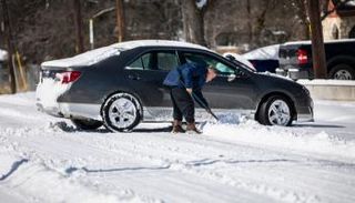 تساقط الثلوج أغلق بعض الطرق