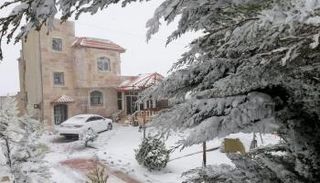 الثلوج تغطي منطقة جبلية في الأردن