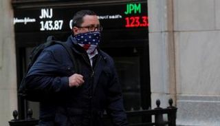 متداول يخرج من بورصة نيويورك - رويترز 
