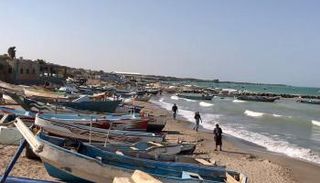 قوارب صيد على شاطئ مدينة المخا الساحلية