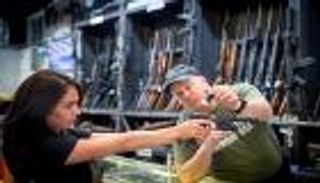 3 أسلحة خلف نائبة مؤيدة لترامب.. ورد صادم على منتقديها