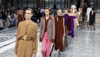 الحدث يشهد مشاركة 94 مصمم أزياء