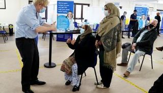 رئيس الوزراء البريطاني بوريس جونسون يتفقد أحد مراكز التطعيم بلقاح كورونا