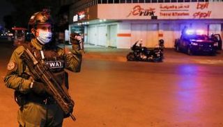 قوات الأمن تراقب تنفيذ الإغلاق الجديد في العراق