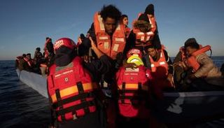 جانب من عملية إنقاذ المهاجرين. 