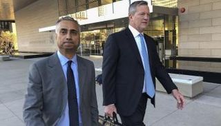 عماد الزبيري (على اليسار) ومحاميه - إن بي سي نيوز