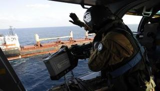 مروحية تشارك في دوريات مكافحة القرصنة بالمحيط الهندي