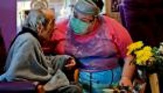 بريطانيا تخفف "قيود كورونا" في دور رعاية المسنين بشروط