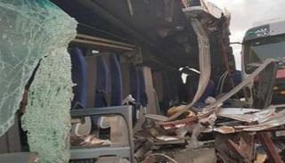 الحادث وقع نتيجة تصادم حافلة نقل ركاب صغيرة (ميني باص) بسيارة نقل