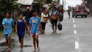 عاصفة استوائية تجلي الآلاف في الفلبين.. أمطار وانهيارات أرضية