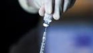 التنكر.. حيلة سيدتين أمريكيتين للحصول على لقاح كورونا