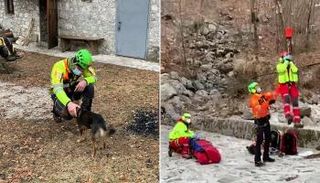 رجال الإنقاذ بعد عثورهم على المتسلق الإيطالي