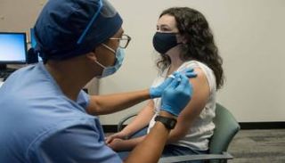 سيدة تتلقى لقاح كورونا- أرشيفية