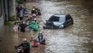 بالصور.. فيضانات عارمة تجتاح إندونيسيا.. وتشريد ألف شخص