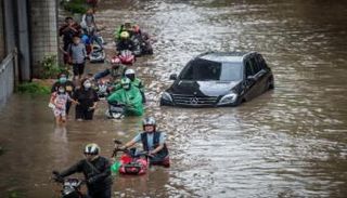 فيضانات عارمة تجتاح إندونيسيا