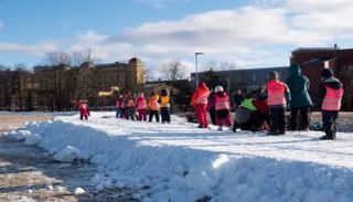 أطفال في رحلة للتزلج على مسارات من الثلج الاصطناعي 