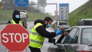 رجال مرور يرتدون كمامات للوقاية من فيروس كورونا في إسبانيا