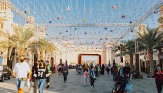 الزوار يغادرون مهرجان الشيخ زايد بعد تجربة ممتعة