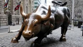 تمثال الثور الهائج في الحي المالي وول ستريت بمنهاتن
