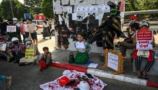 جانب من المظاهرات التي تشهد ميانمار رفضا للانقلاب- أ.ف.ب