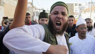 الإخواني علي بلحاج في مظاهرة سابقة بالجزائر