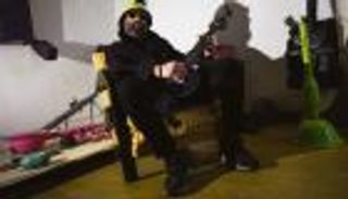 بالصور: الأسلحة تتحول إلى آلات موسيقية.. إبداعات فنان صربي