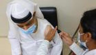 الإمارات تتخطى حاجز 5.5 مليون جرعة من لقاح كورونا