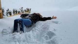 إليسا تحتفي بتساقط الثلوج في لبنان